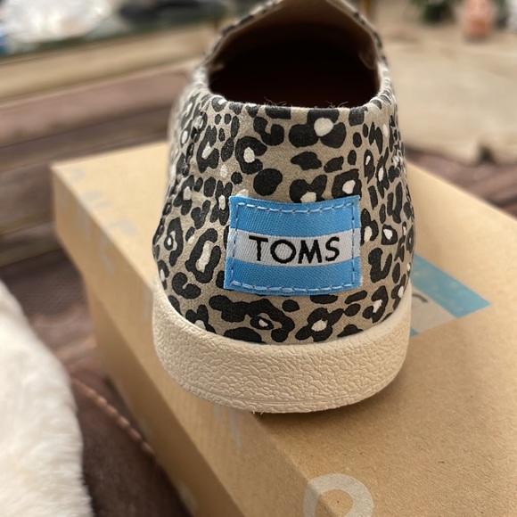 TOMS. Size 6. Color Oxford Tan Cheepard (black,white &Tan ) - Picture 7 of 8